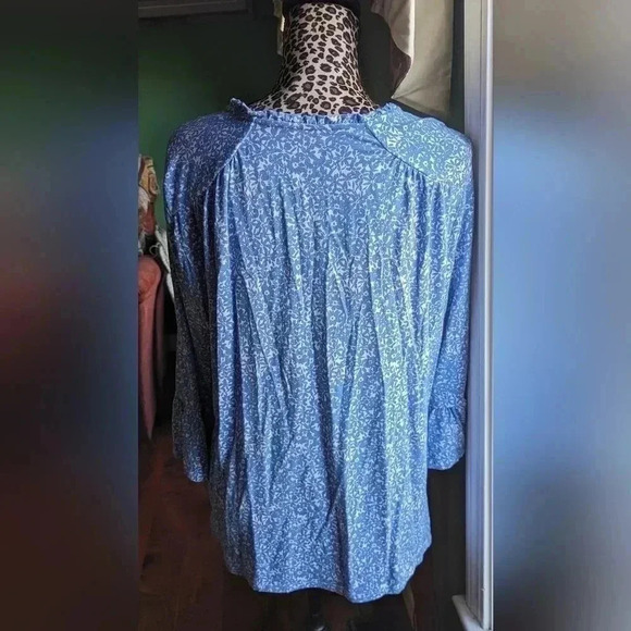 Croft and Barrow Three-Quarter Sleeve Women's Top Blue Textured Flower (EUC) - Picture 7 of 10